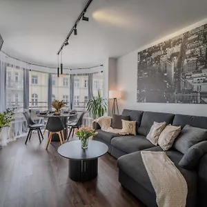 New Large Modern - Center - 60m2 - Lift - Parking Apartament